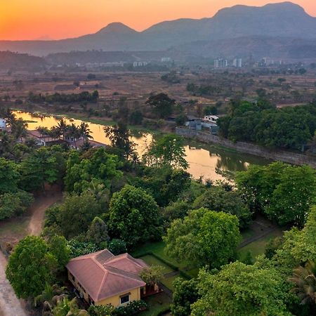 Vintage Estate - Lakeside Allure With Vintage Decor,A Plunge Pool & A Lawn Featuring A Charming Gazebo Karjat Exteriör bild