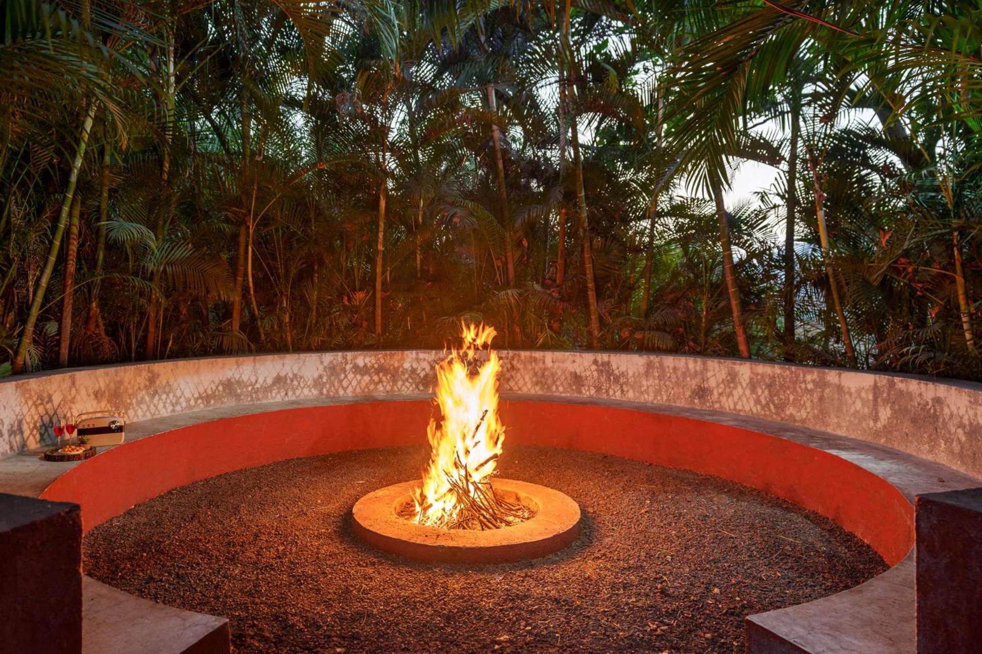 Vintage Estate - Lakeside Allure With Vintage Decor,A Plunge Pool & A Lawn Featuring A Charming Gazebo Karjat Exteriör bild