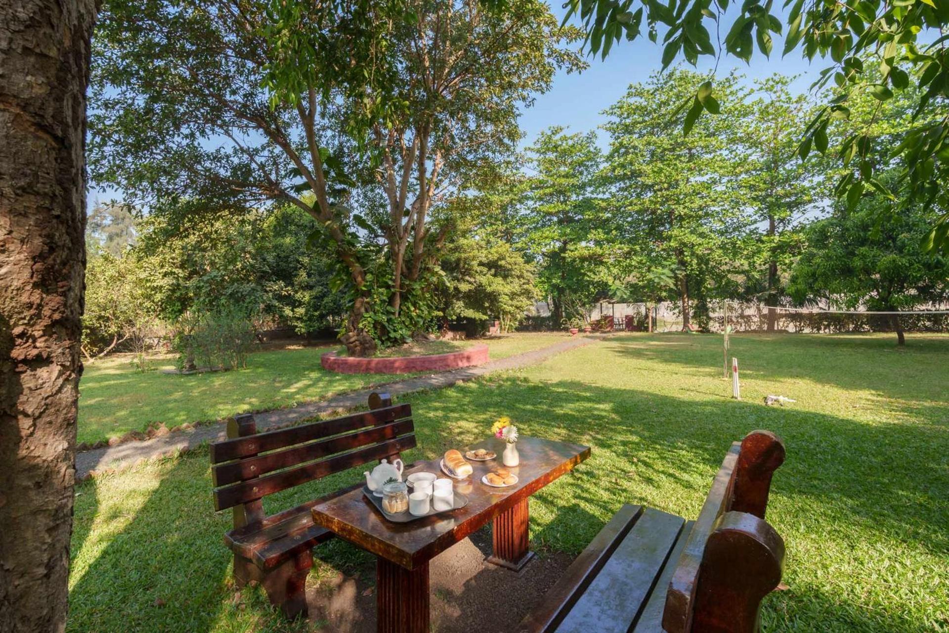 Vintage Estate - Lakeside Allure With Vintage Decor,A Plunge Pool & A Lawn Featuring A Charming Gazebo Karjat Exteriör bild