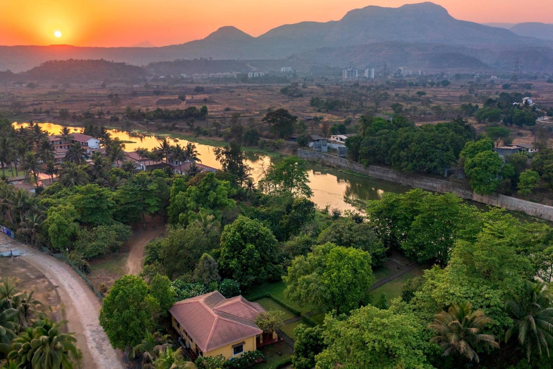 Vintage Estate - Lakeside Allure With Vintage Decor,A Plunge Pool & A Lawn Featuring A Charming Gazebo Karjat Exteriör bild
