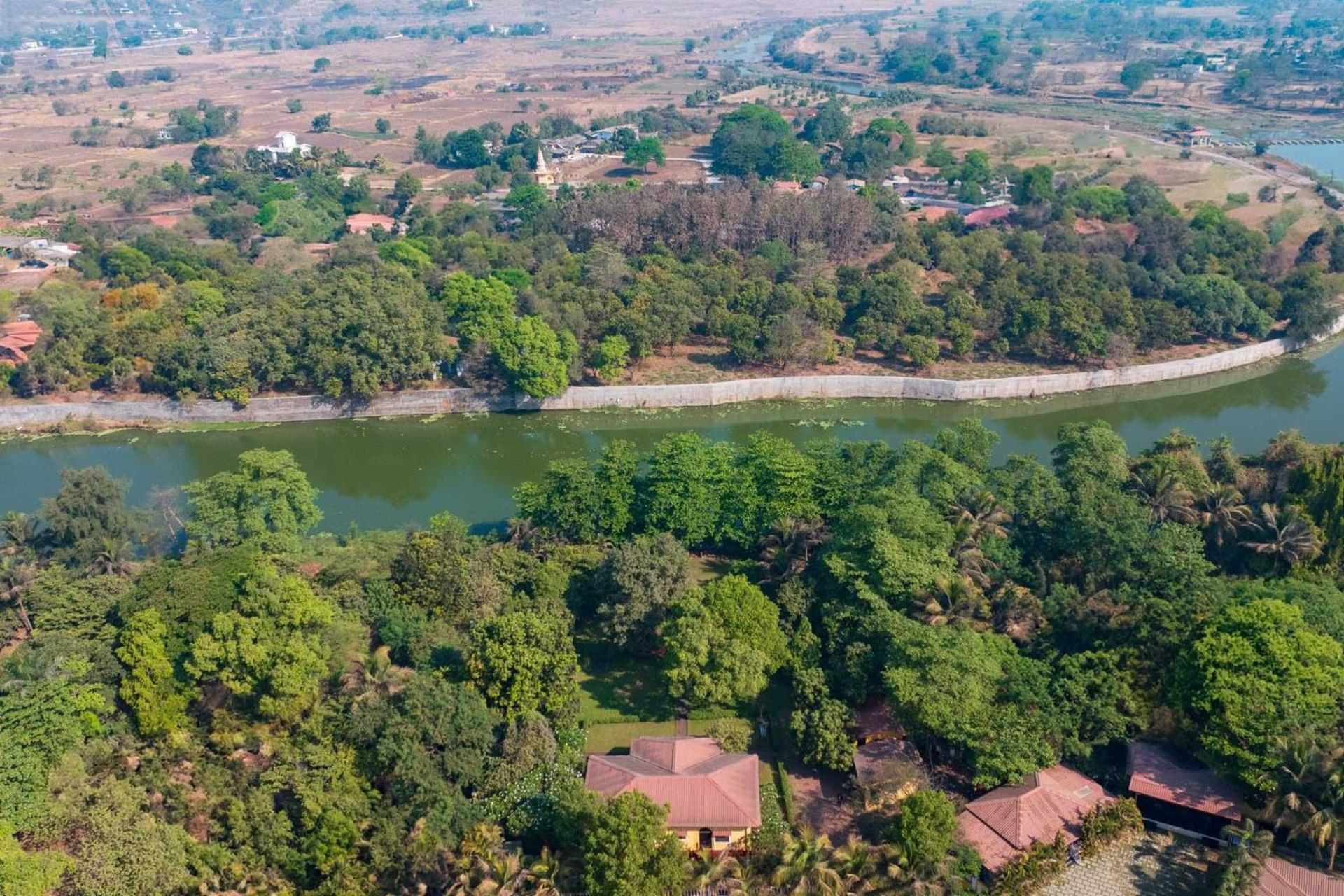 Vintage Estate - Lakeside Allure With Vintage Decor,A Plunge Pool & A Lawn Featuring A Charming Gazebo Karjat Exteriör bild