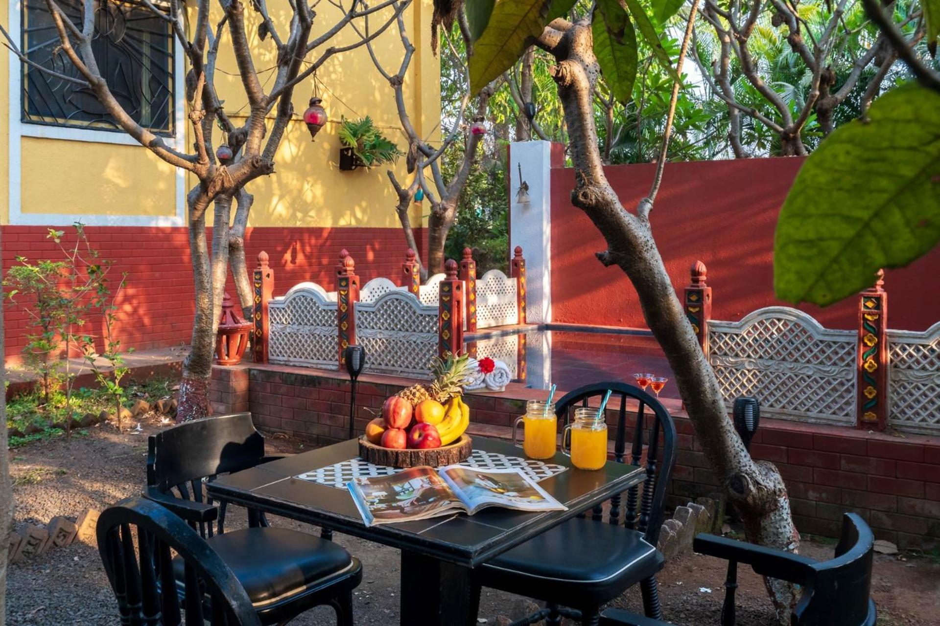 Vintage Estate - Lakeside Allure With Vintage Decor,A Plunge Pool & A Lawn Featuring A Charming Gazebo Karjat Exteriör bild